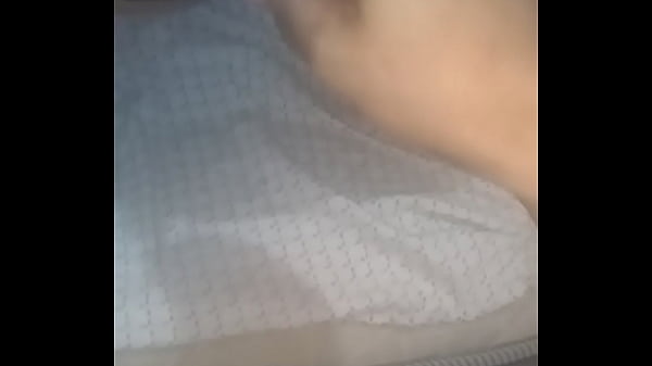 Dois comendo o cuzinho dessa bunduda