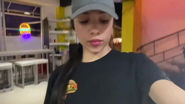 Novinha se masturba e goza loucamente no banheiro do shopping